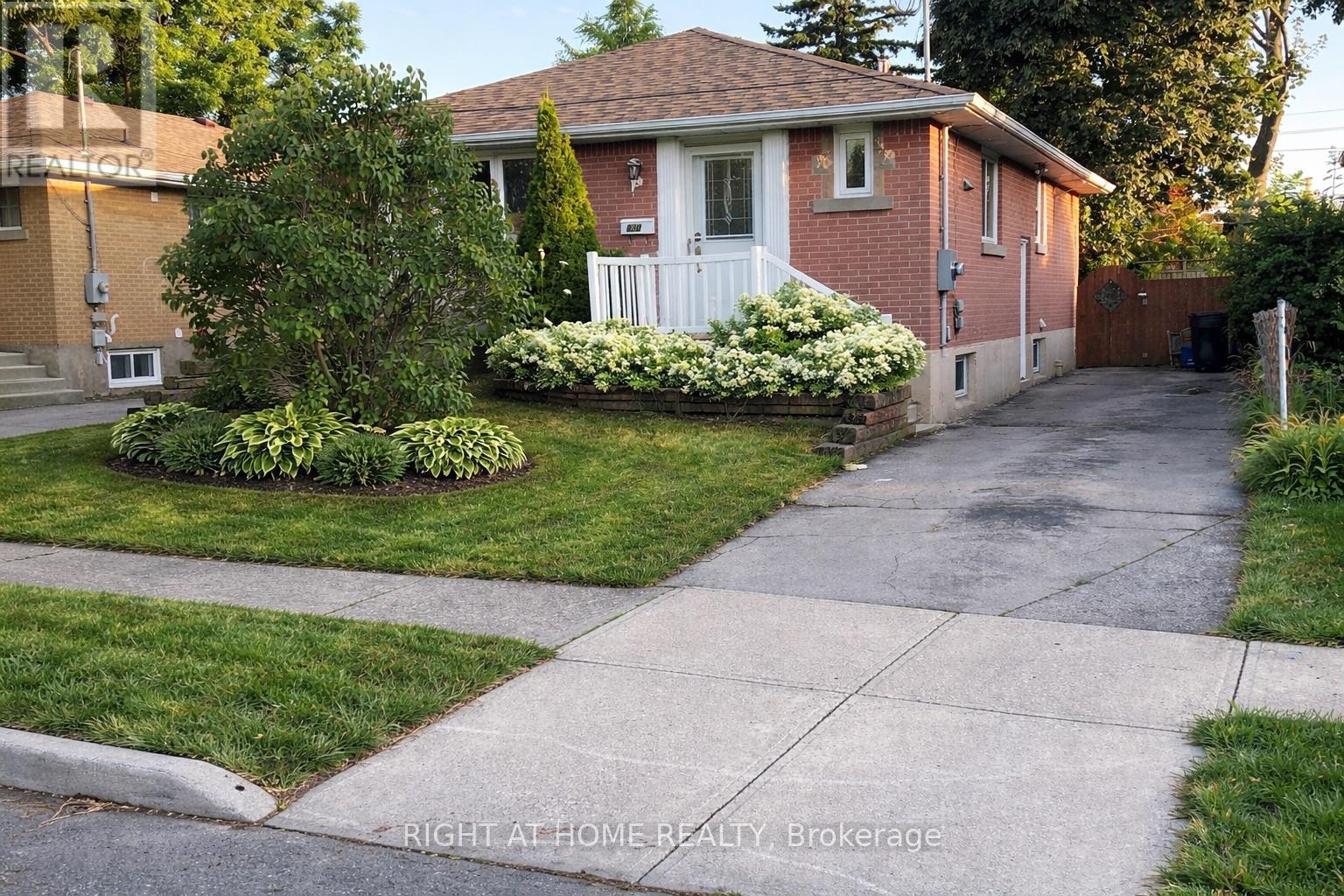 Upper - 830 Brucedale Avenue E, Hamilton, Ontario L8T 1L3 - Photo 2 - X12932648