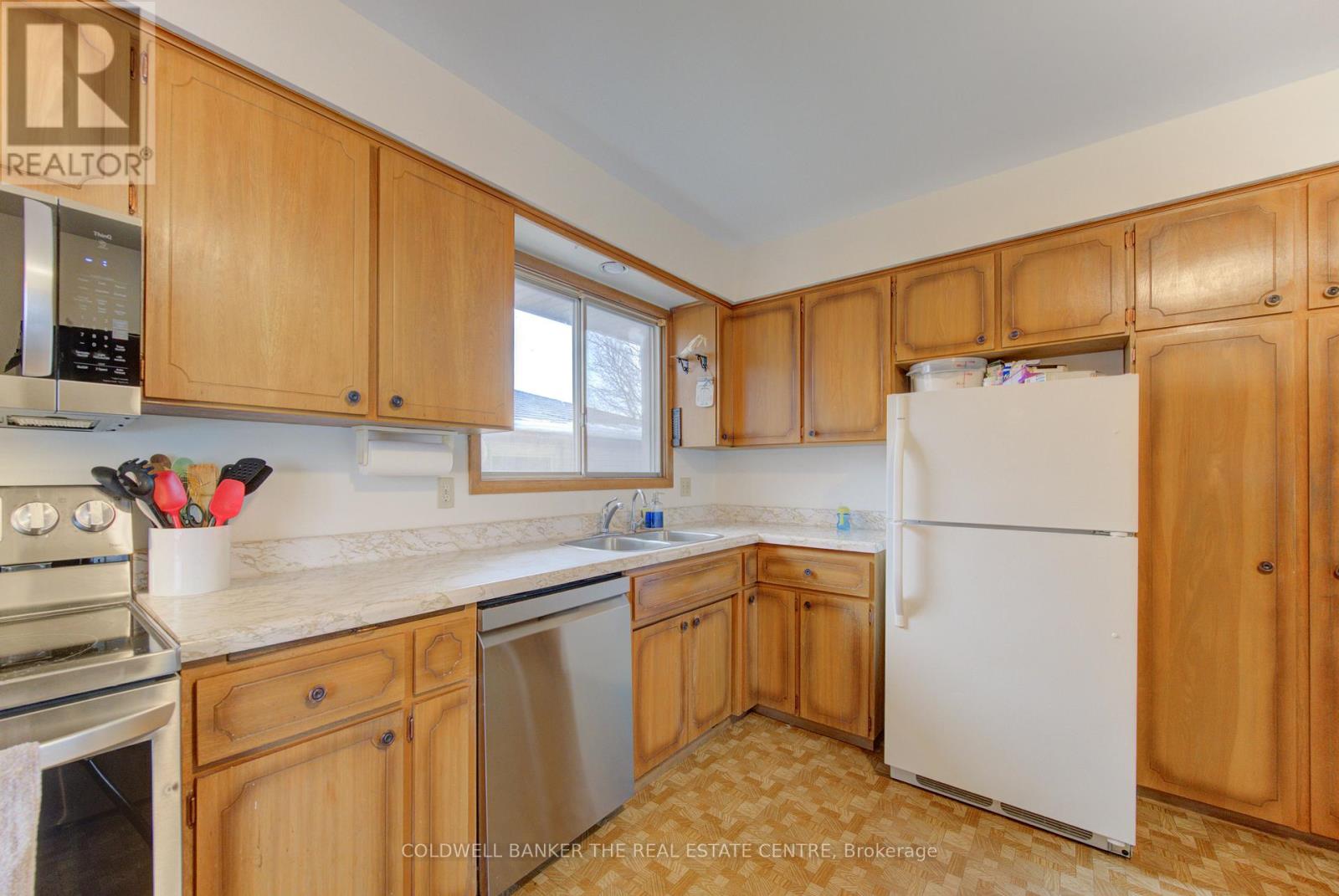 98 Shea Crescent, Kitchener, Ontario  N2E 1E8 - Photo 6 - X12932666