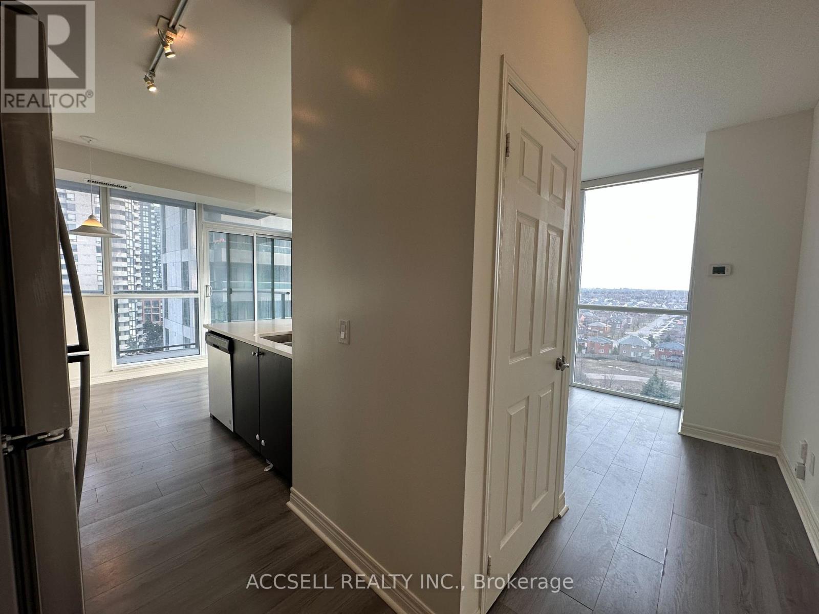 1006 - 339 Rathburn Road W, Mississauga, Ontario  L5B 0K6 - Photo 11 - W12932700