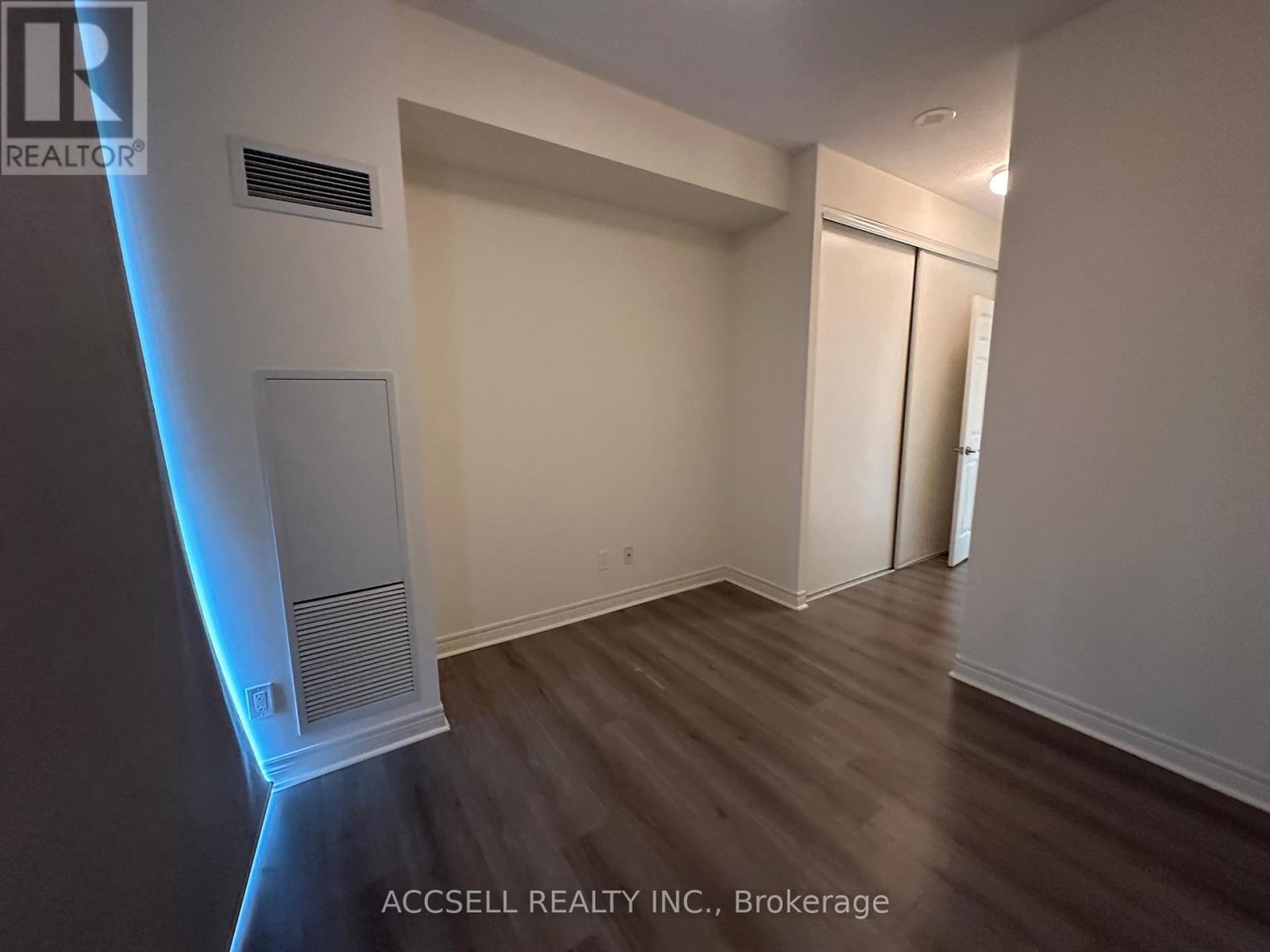 1006 - 339 Rathburn Road W, Mississauga, Ontario  L5B 0K6 - Photo 8 - W12932700