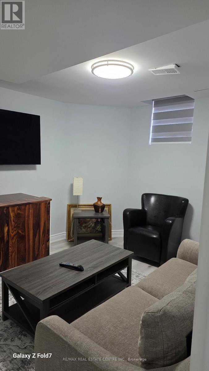 726 Dolby Crescent, Milton, Ontario  L9T 5L7 - Photo 15 - W12932710