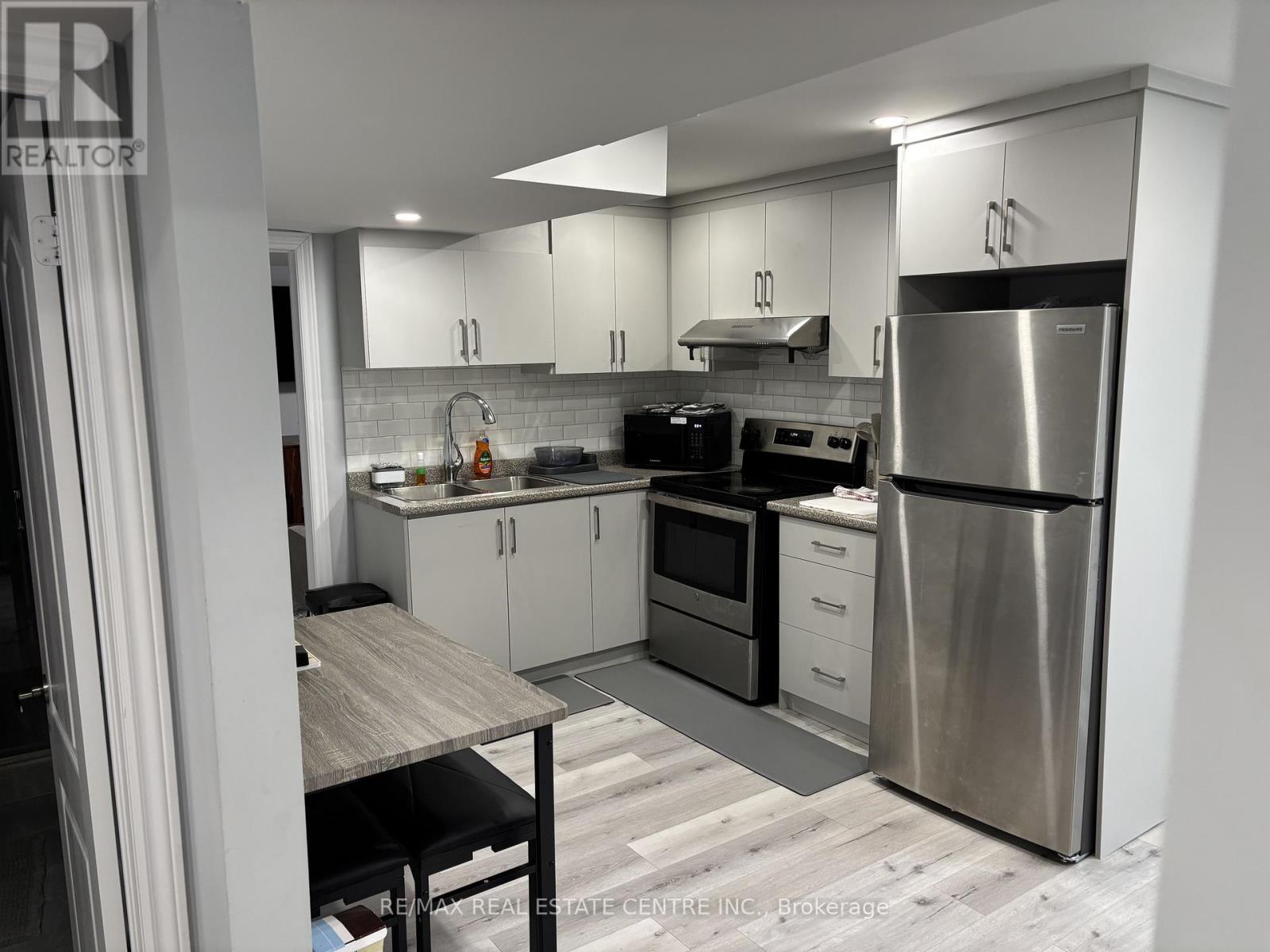 726 Dolby Crescent, Milton, Ontario  L9T 5L7 - Photo 22 - W12932710