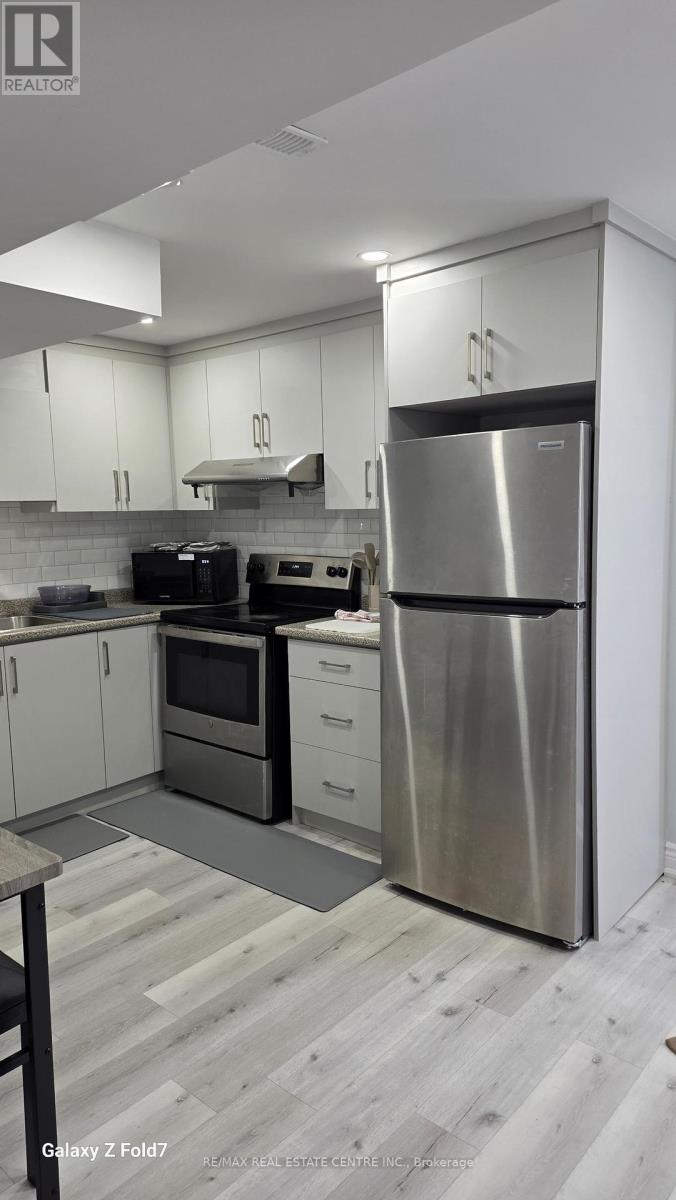 726 Dolby Crescent, Milton, Ontario  L9T 5L7 - Photo 3 - W12932710