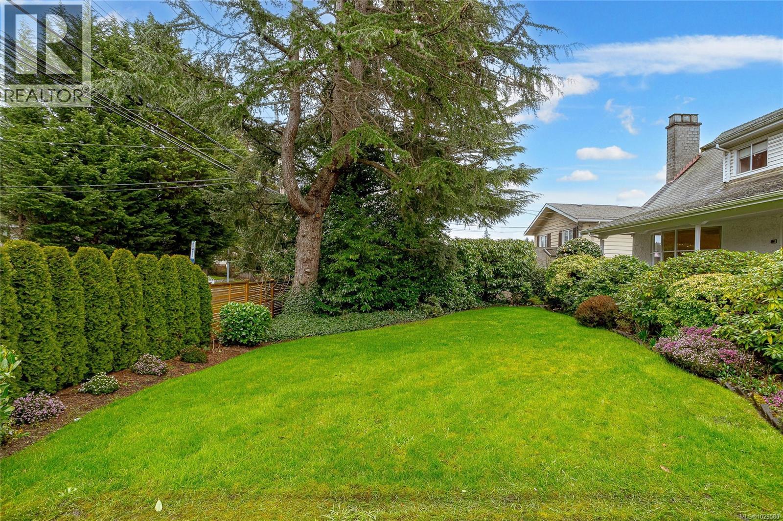 2615 Arbutus Rd, Saanich, British Columbia  V8N 1W4 - Photo 3 - 1029580