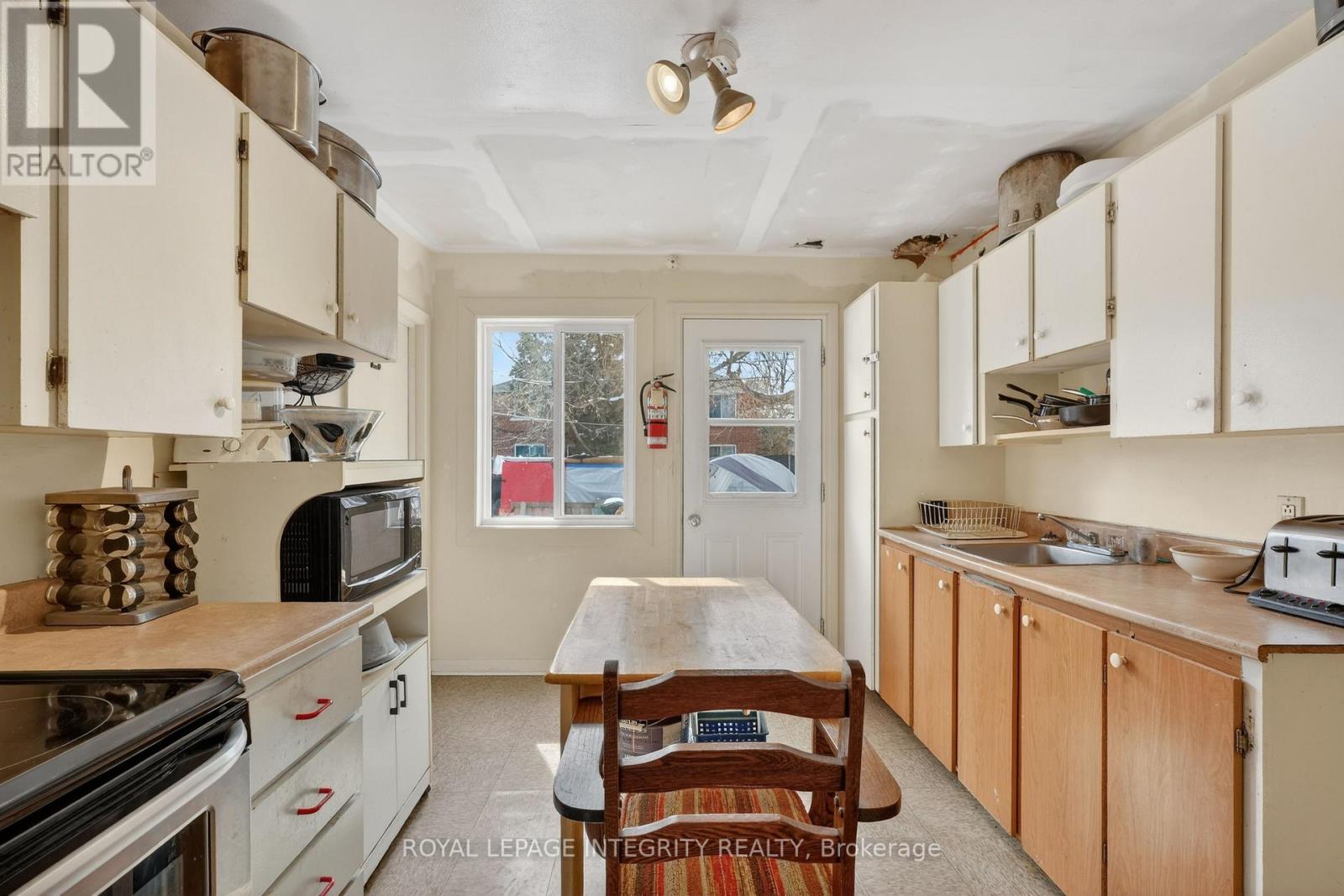 322-324 Queen Mary Street, Ottawa, Ontario  K1K 1W9 - Photo 11 - X12932772