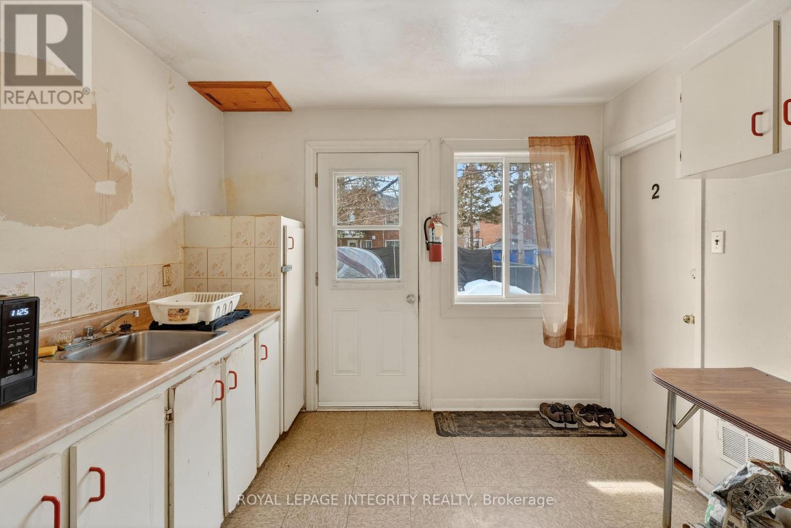 322-324 Queen Mary Street, Ottawa, Ontario  K1K 1W9 - Photo 2 - X12932772