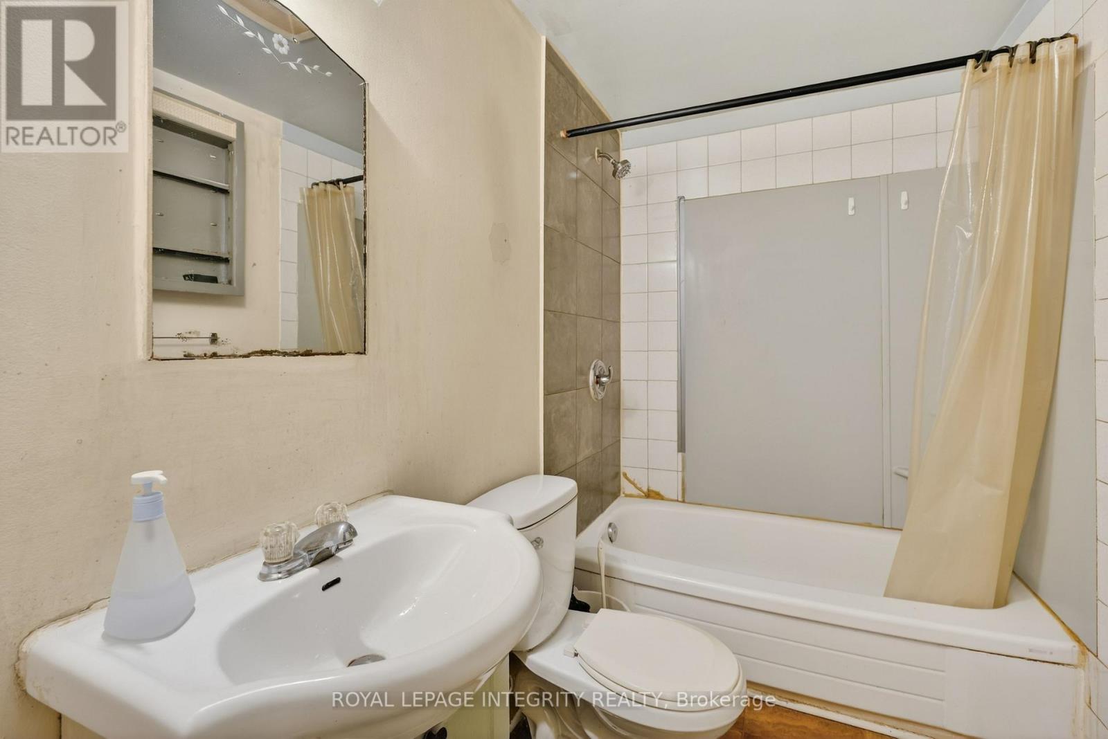 322-324 Queen Mary Street, Ottawa, Ontario  K1K 1W9 - Photo 9 - X12932772