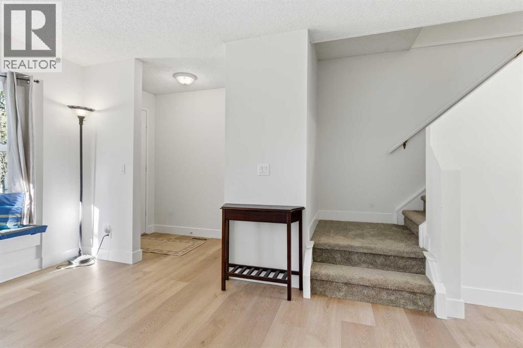 91 Deerfield Drive SE, Calgary, Alberta  T2J 6T9 - Photo 4 - A2263400