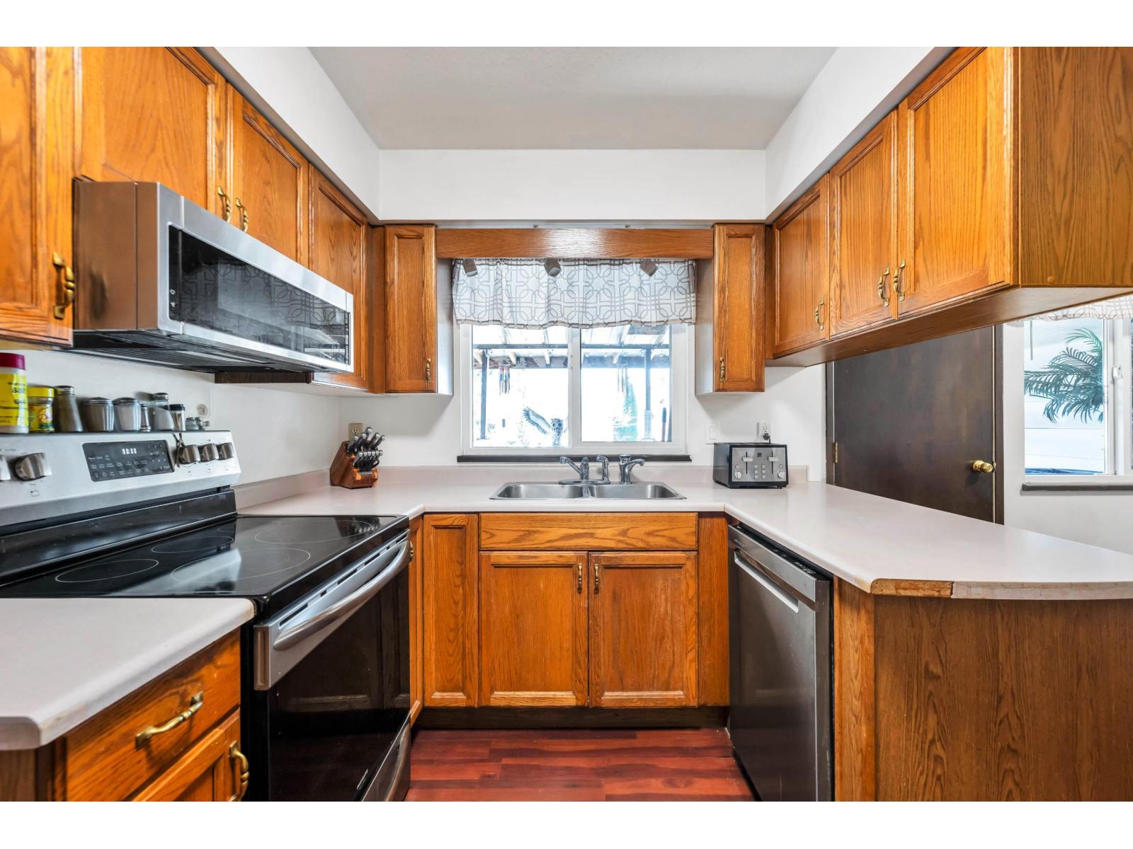 5927 184 Street, Surrey, British Columbia  V3S 4N2 - Photo 3 - R3095026