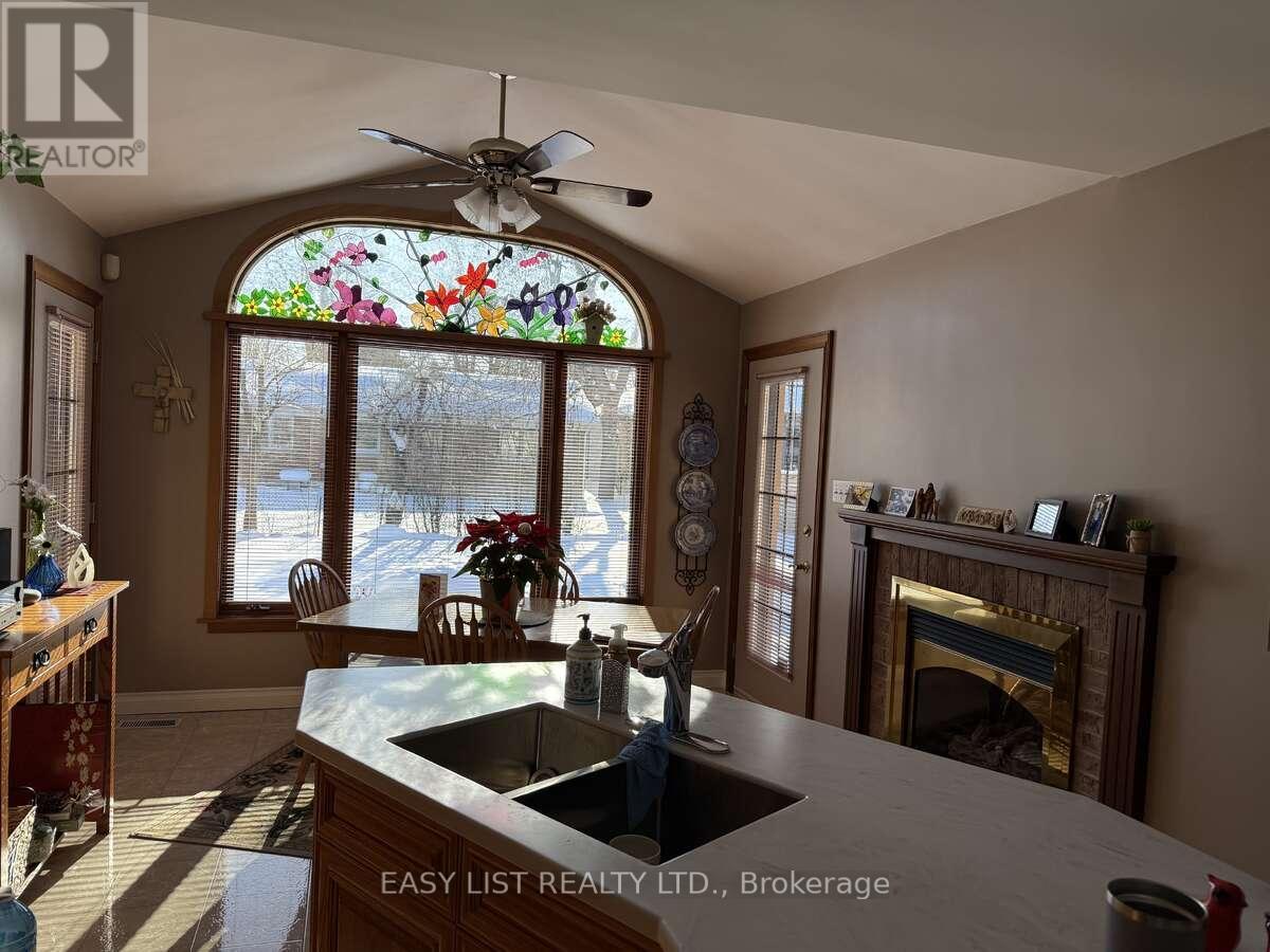 92 Dean Avenue, Guelph, Ontario  N1G 1L6 - Photo 2 - X12932860