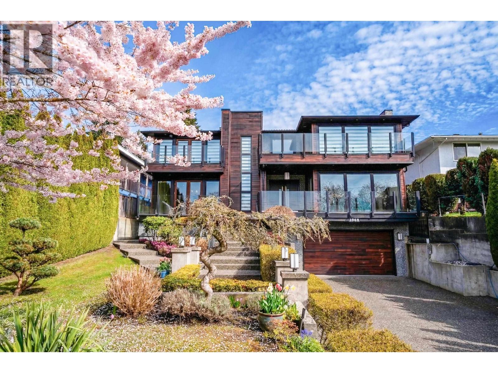 1068 Holdom Avenue, Burnaby, British Columbia  V5B 3V6 - Photo 2 - R3104267