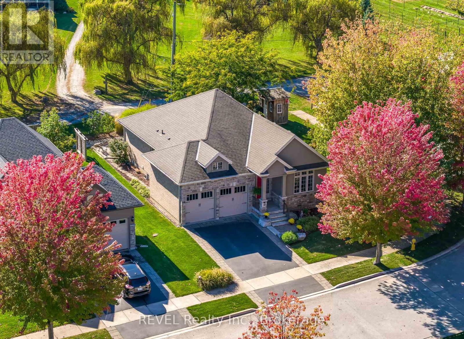 37 Hickory Avenue, Niagara-On-The-Lake, Ontario  L0S 1J1 - Photo 5 - X12932910