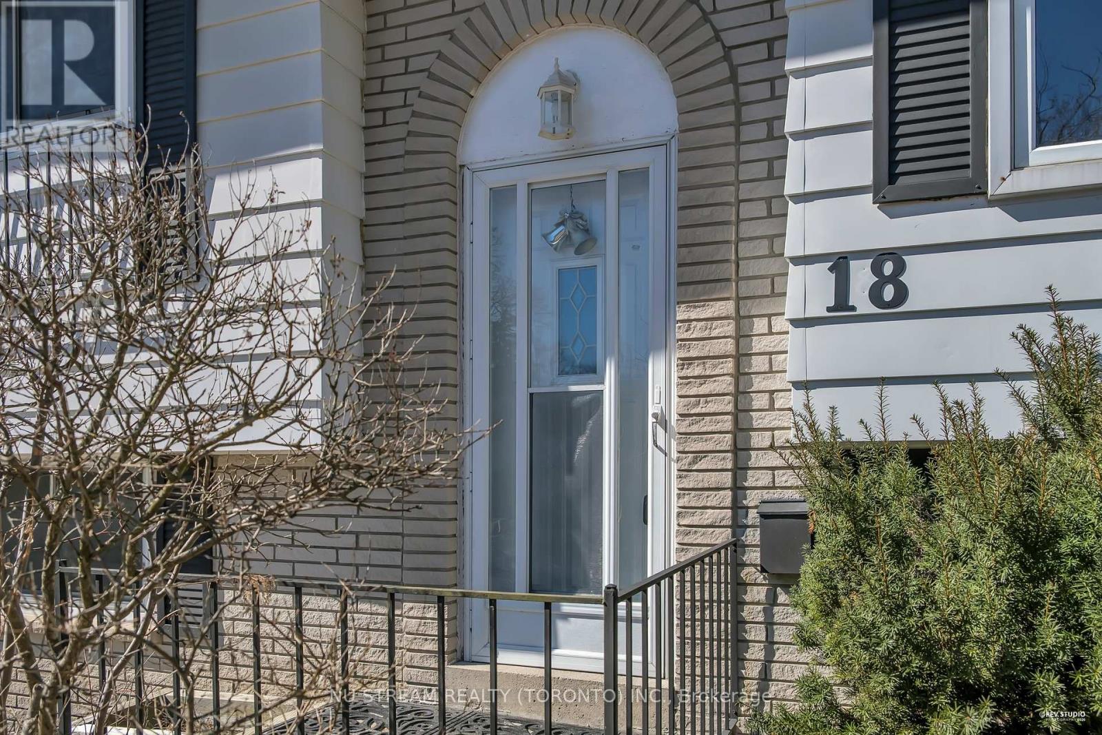 18 Emily Carr Street, Markham, Ontario  L3R 2K4 - Photo 2 - N12932882