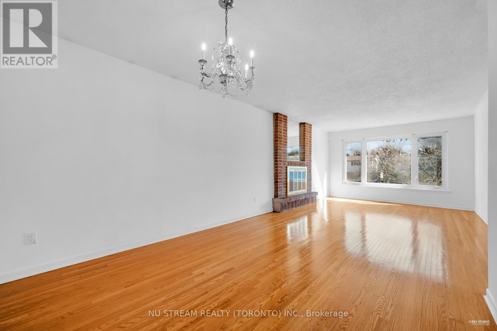 18 Emily Carr Street, Markham, Ontario  L3R 2K4 - Photo 3 - N12932882