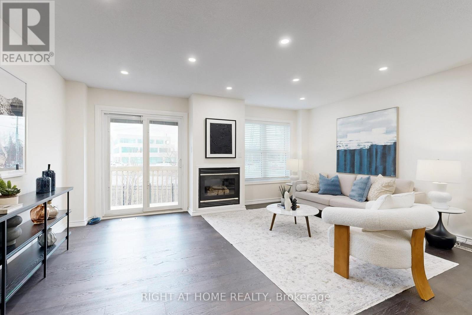 63 - 18 Brandy Lane Way N, Newmarket, Ontario  L3Y 8P7 - Photo 2 - N12932888