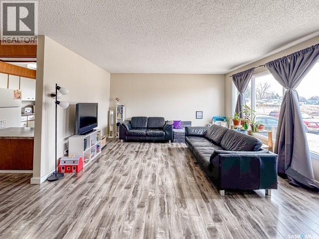 947 & 957 Connaught Drive, Swift Current, Saskatchewan  S9H 1R9 - Photo 6 - SK031528
