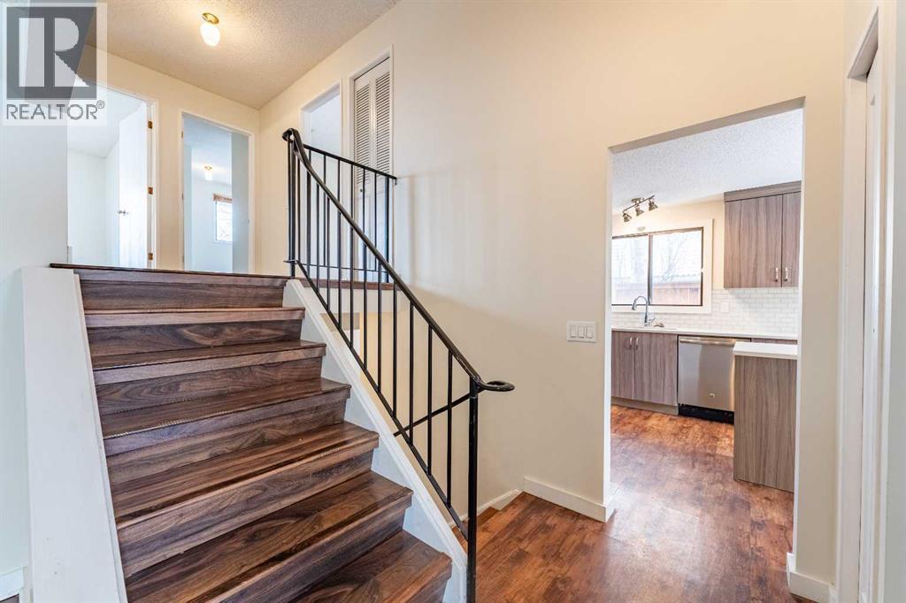 15 Scenic Rise Nw, Calgary, Alberta  T3L 1A6 - Photo 4 - A2293814