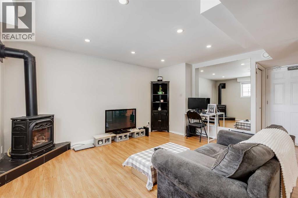 6 West Aarsby Road, Cochrane, Alberta  T4C 1M4 - Photo 12 - A2297276