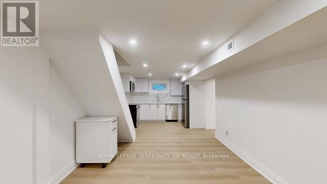 19 Hawthorne Road, Toronto, Ontario  M9R 1N9 - Photo 3 - W12932956