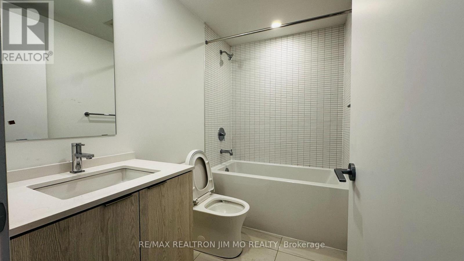 1521 - 1 Jarvis Street, Hamilton, Ontario  L8R 3J2 - Photo 2 - X12932972