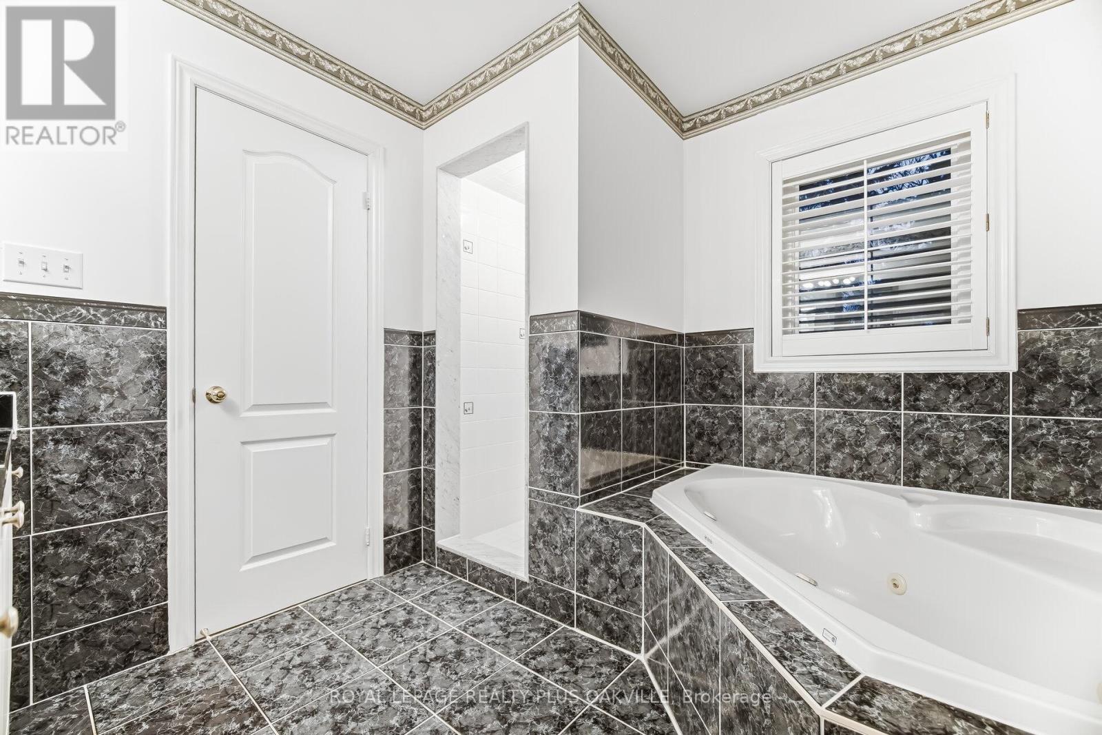 3395 Trelawny Circle, Mississauga, Ontario  L5N 6N6 - Photo 26 - W12921514