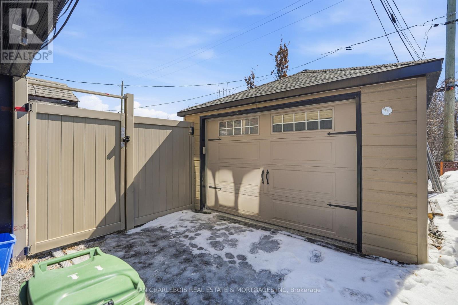 B - 814 Smyth Road, Ottawa, Ontario  K1G 1P3 - Photo 2 - X12907656