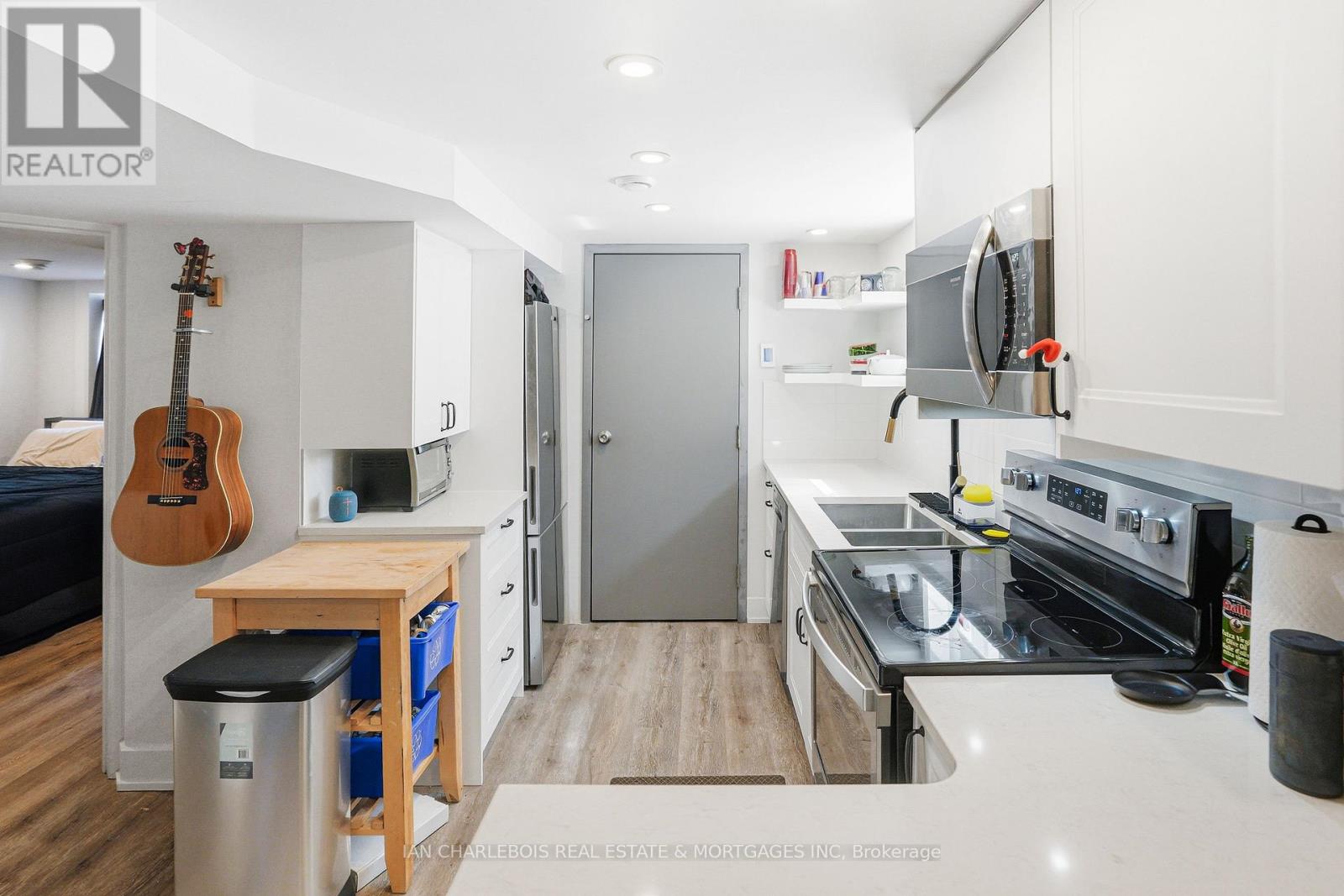 B - 814 Smyth Road, Ottawa, Ontario  K1G 1P3 - Photo 12 - X12907656