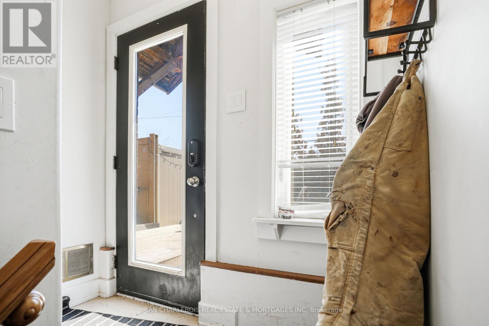 B - 814 Smyth Road, Ottawa, Ontario  K1G 1P3 - Photo 3 - X12907656