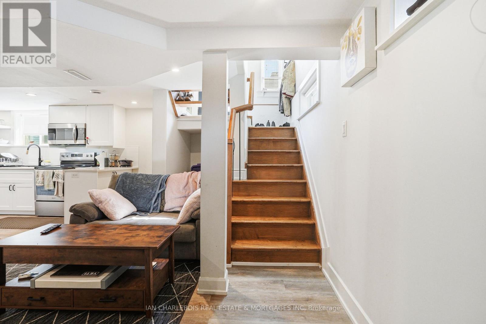 B - 814 Smyth Road, Ottawa, Ontario  K1G 1P3 - Photo 4 - X12907656