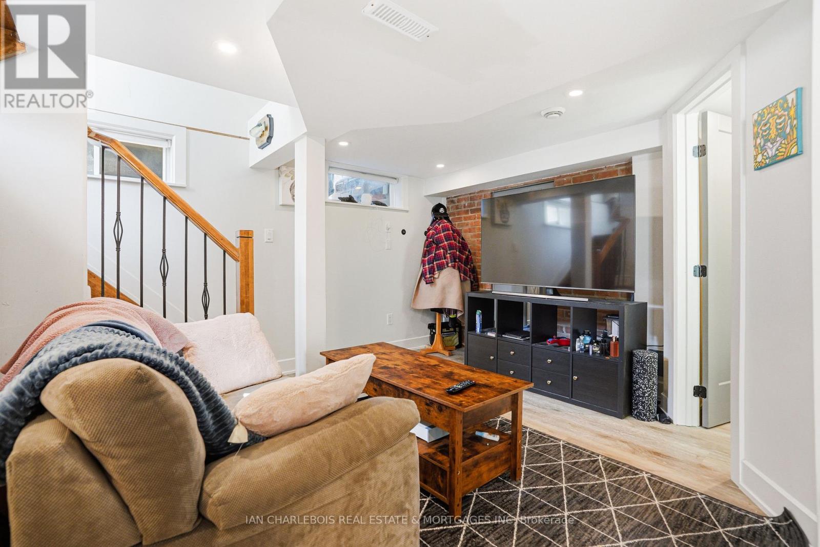 B - 814 Smyth Road, Ottawa, Ontario  K1G 1P3 - Photo 7 - X12907656