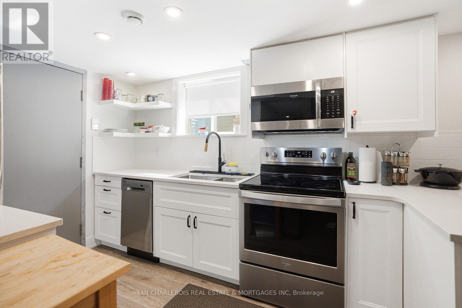 B - 814 Smyth Road, Ottawa, Ontario  K1G 1P3 - Photo 13 - X12907656