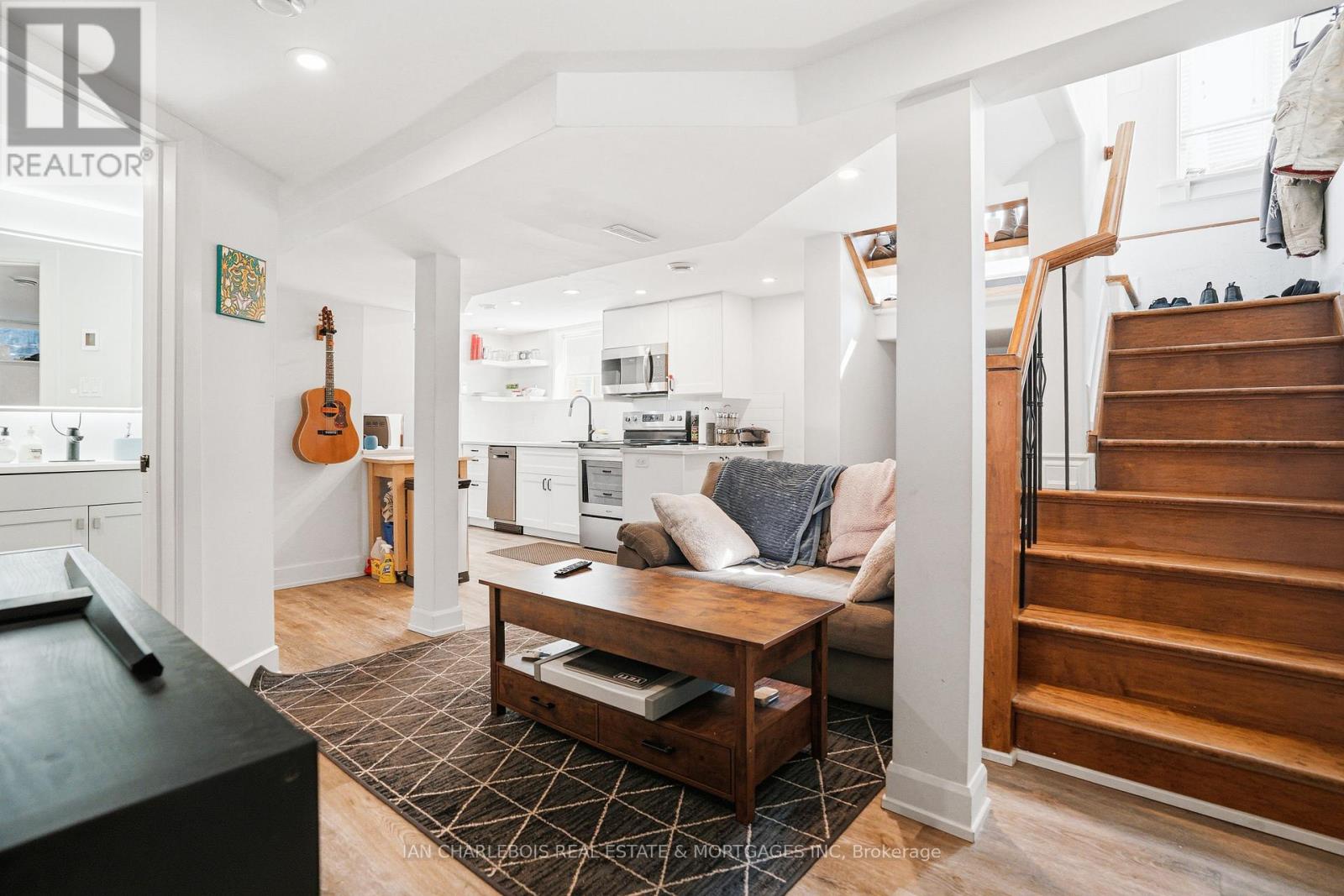 B - 814 Smyth Road, Ottawa, Ontario  K1G 1P3 - Photo 5 - X12907656