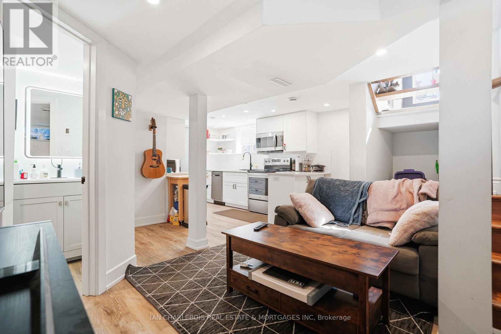 B - 814 Smyth Road, Ottawa, Ontario  K1G 1P3 - Photo 8 - X12907656