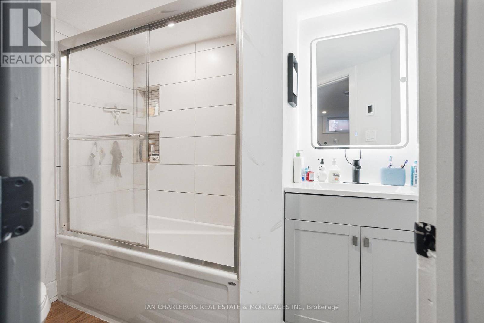 B - 814 Smyth Road, Ottawa, Ontario  K1G 1P3 - Photo 9 - X12907656