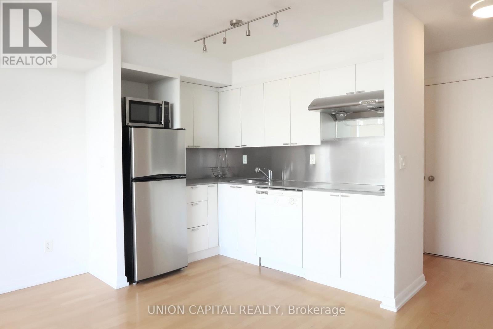 731 - 111 ELIZABETH STREET, Toronto, Ontario