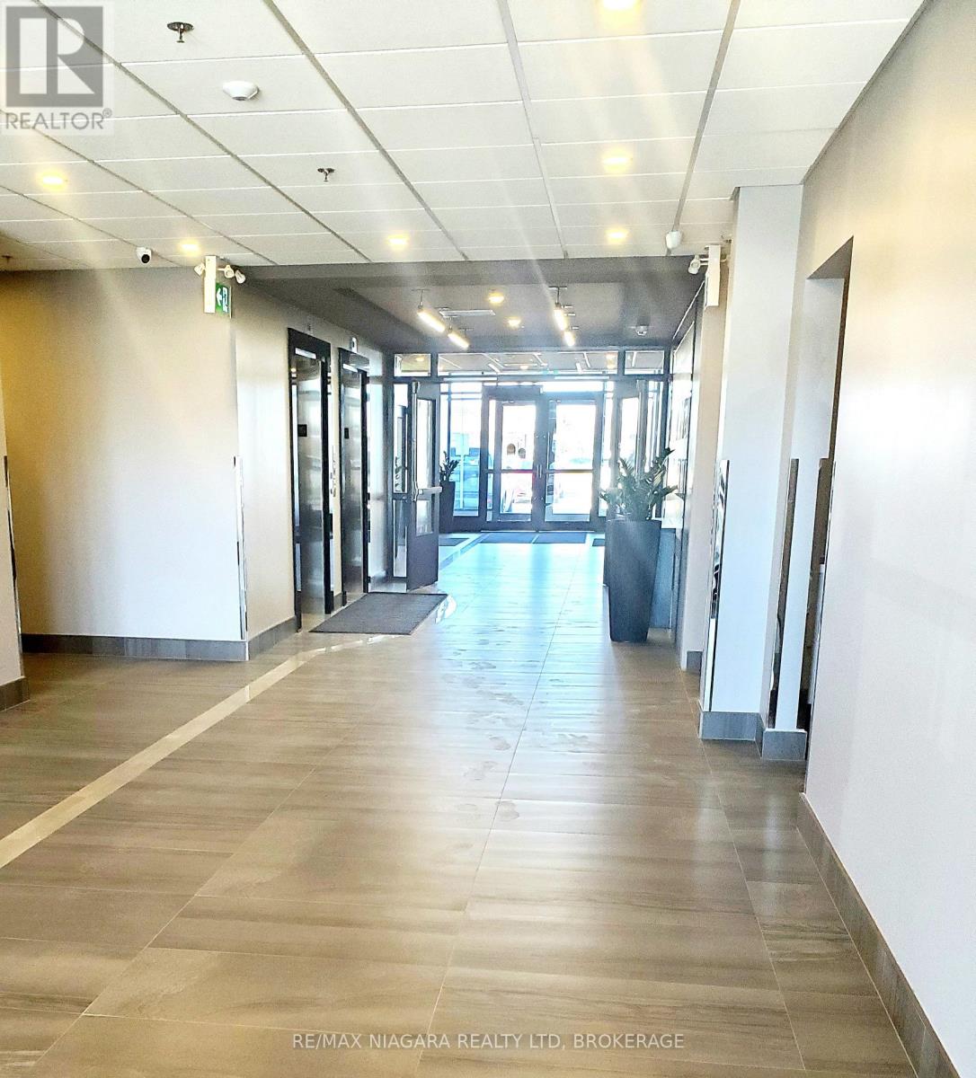 505 - 300b Fourth Avenue, St. Catharines, Ontario  L2S 0E6 - Photo 2 - X12933018