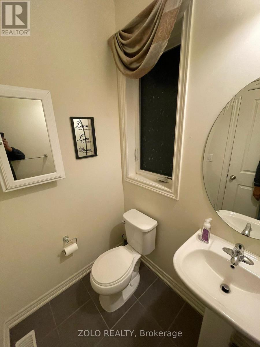 17 Kempsford Crescent W, Brampton (Northwest Brampton), Ontario  L7A 4M5 - Photo 4 - W12912628