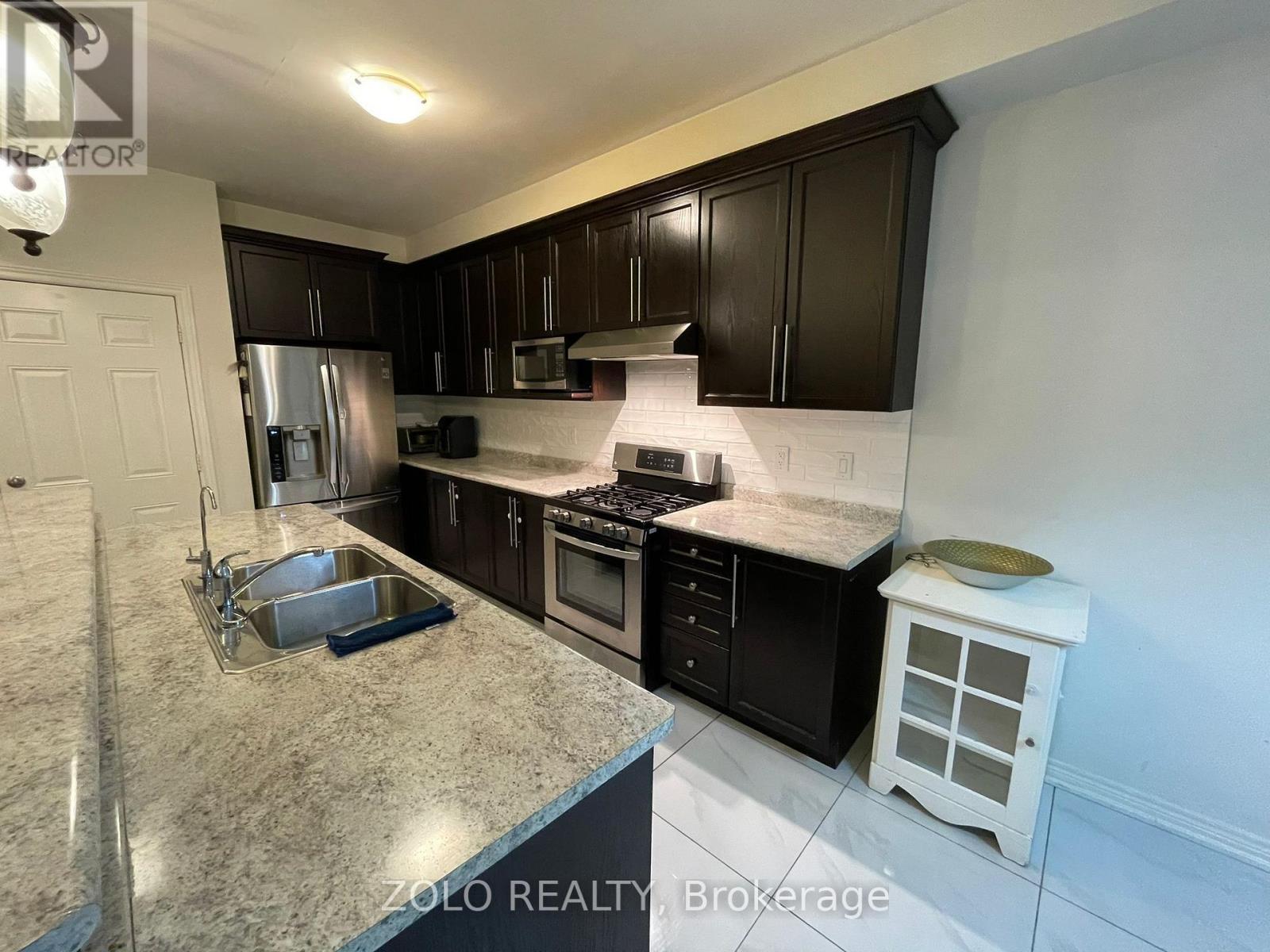 17 Kempsford Crescent W, Brampton (Northwest Brampton), Ontario  L7A 4M5 - Photo 6 - W12912628