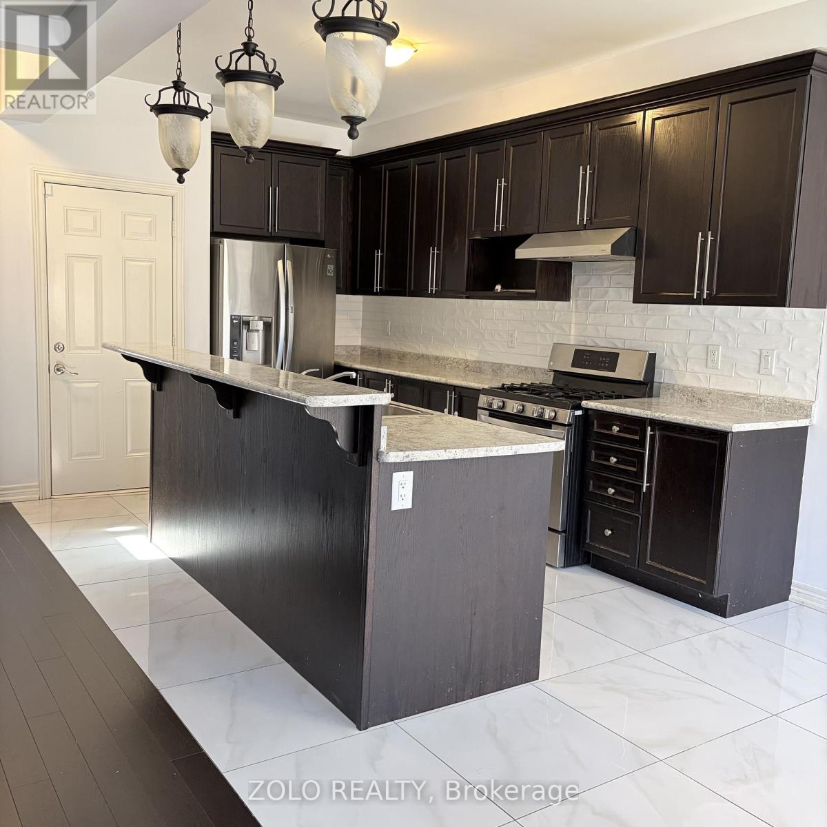 17 Kempsford Crescent, Brampton (Northwest Brampton), Ontario  L7A 4M5 - Photo 6 - W12930710