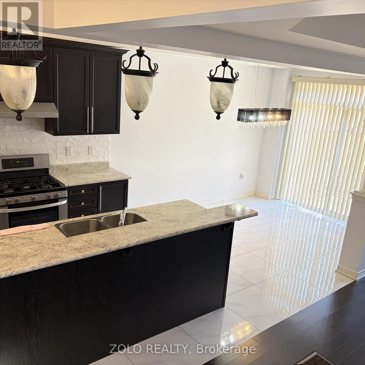 17 Kempsford Crescent, Brampton (Northwest Brampton), Ontario  L7A 4M5 - Photo 7 - W12930710