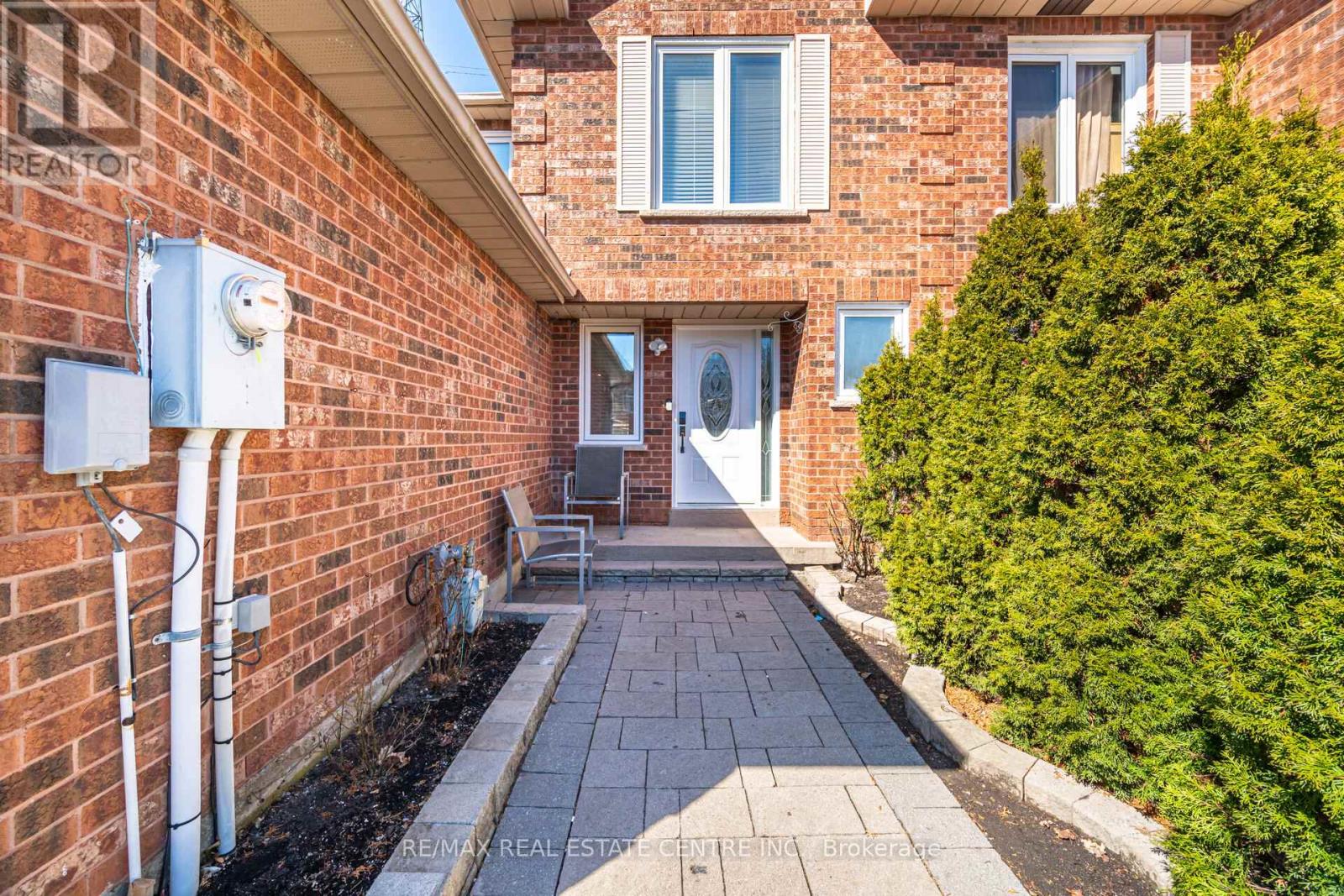 23 Acadian Heights W, Brampton (Fletcher's Creek South), Ontario  L6Y 4H5 - Photo 4 - W12933004