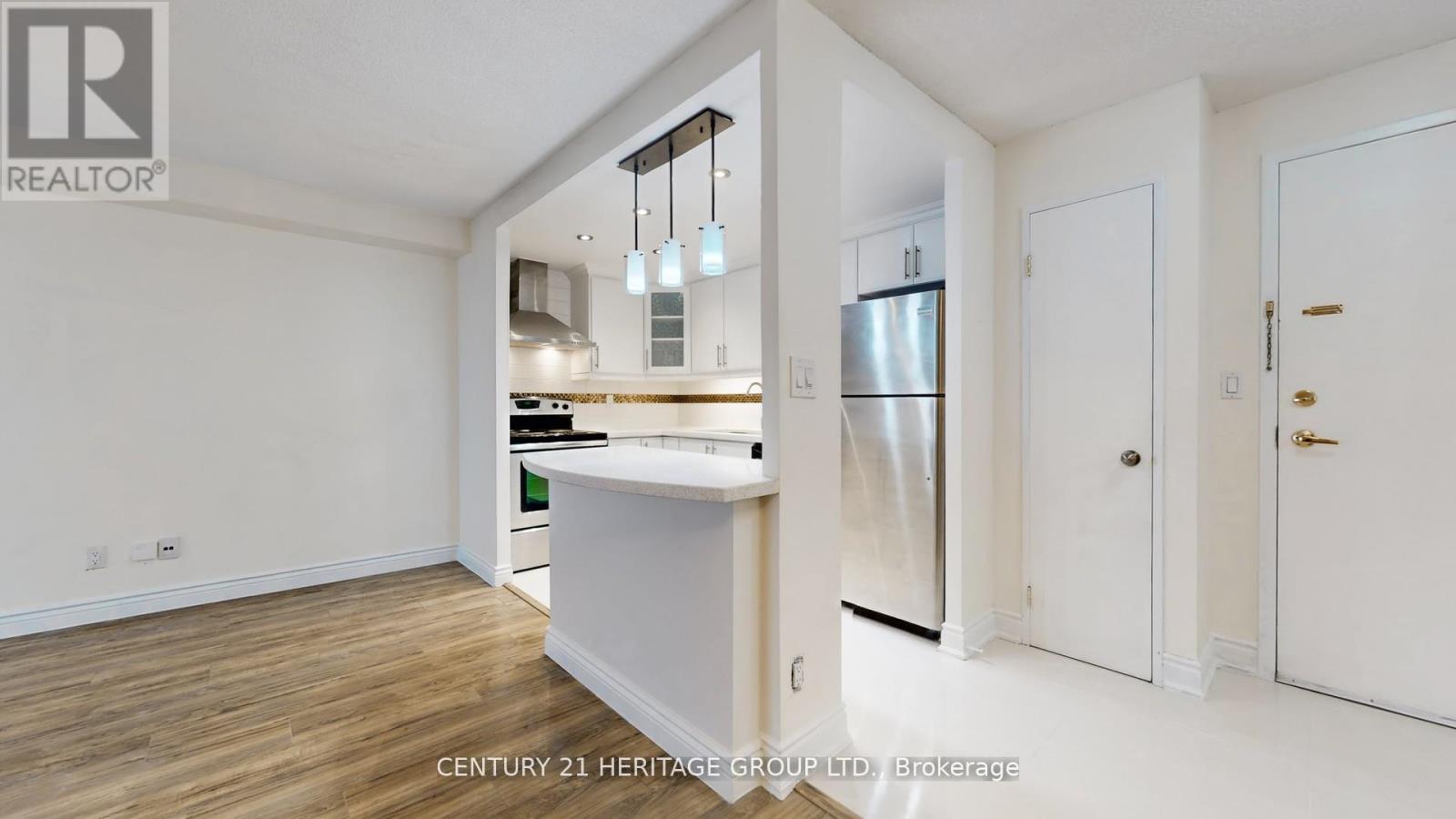 810 - 145 Hillcrest Avenue, Mississauga (Cooksville), Ontario  L5B 3Z1 - Photo 11 - W12933034