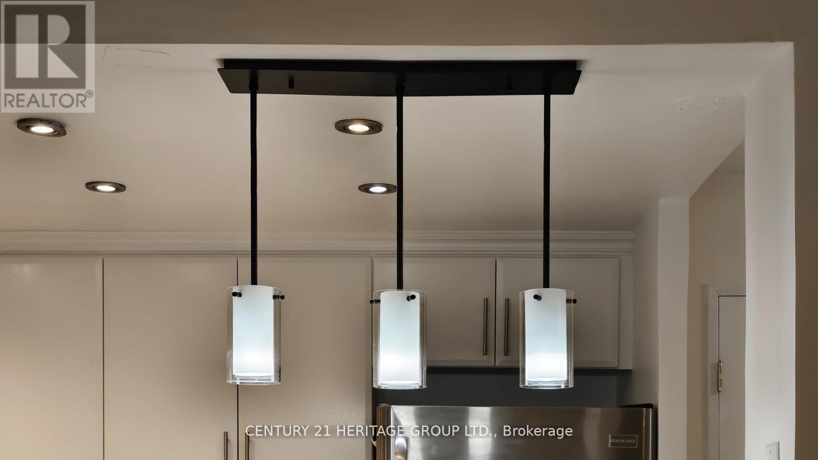 810 - 145 Hillcrest Avenue, Mississauga (Cooksville), Ontario  L5B 3Z1 - Photo 15 - W12933034