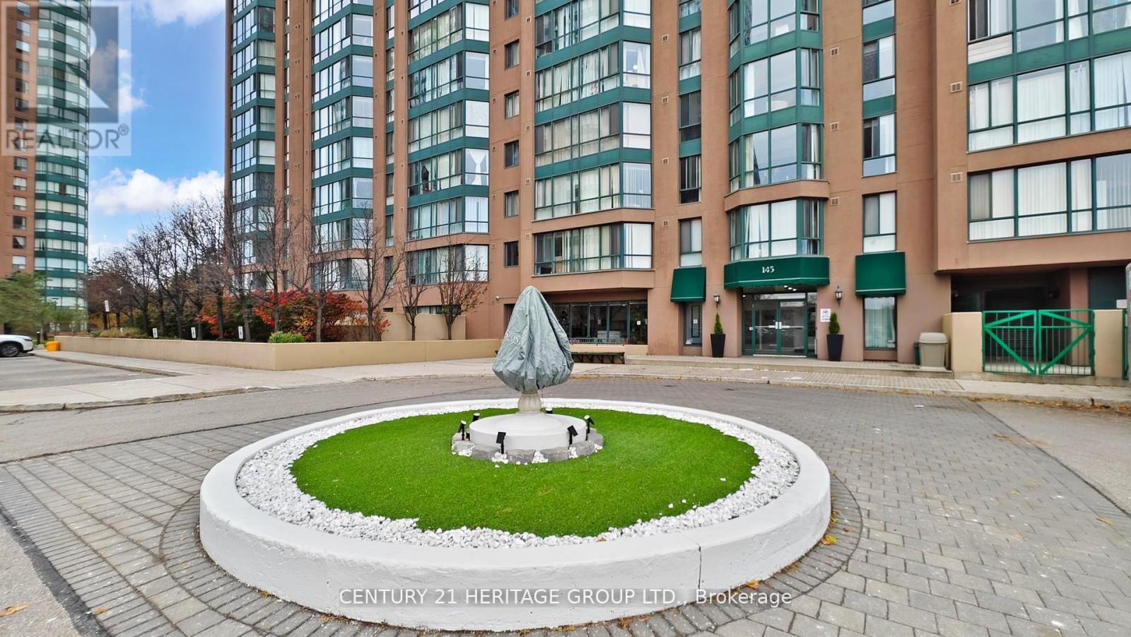 810 - 145 Hillcrest Avenue, Mississauga (Cooksville), Ontario  L5B 3Z1 - Photo 2 - W12933034