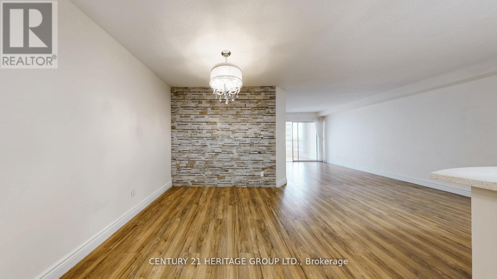 810 - 145 Hillcrest Avenue, Mississauga (Cooksville), Ontario  L5B 3Z1 - Photo 7 - W12933034