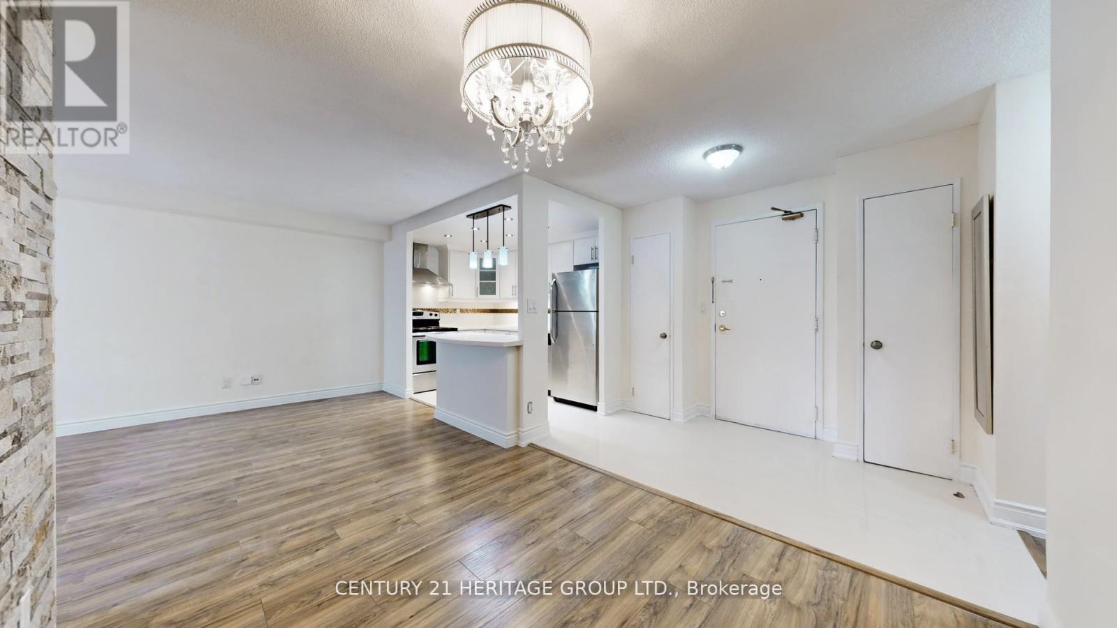 810 - 145 Hillcrest Avenue, Mississauga (Cooksville), Ontario  L5B 3Z1 - Photo 8 - W12933034