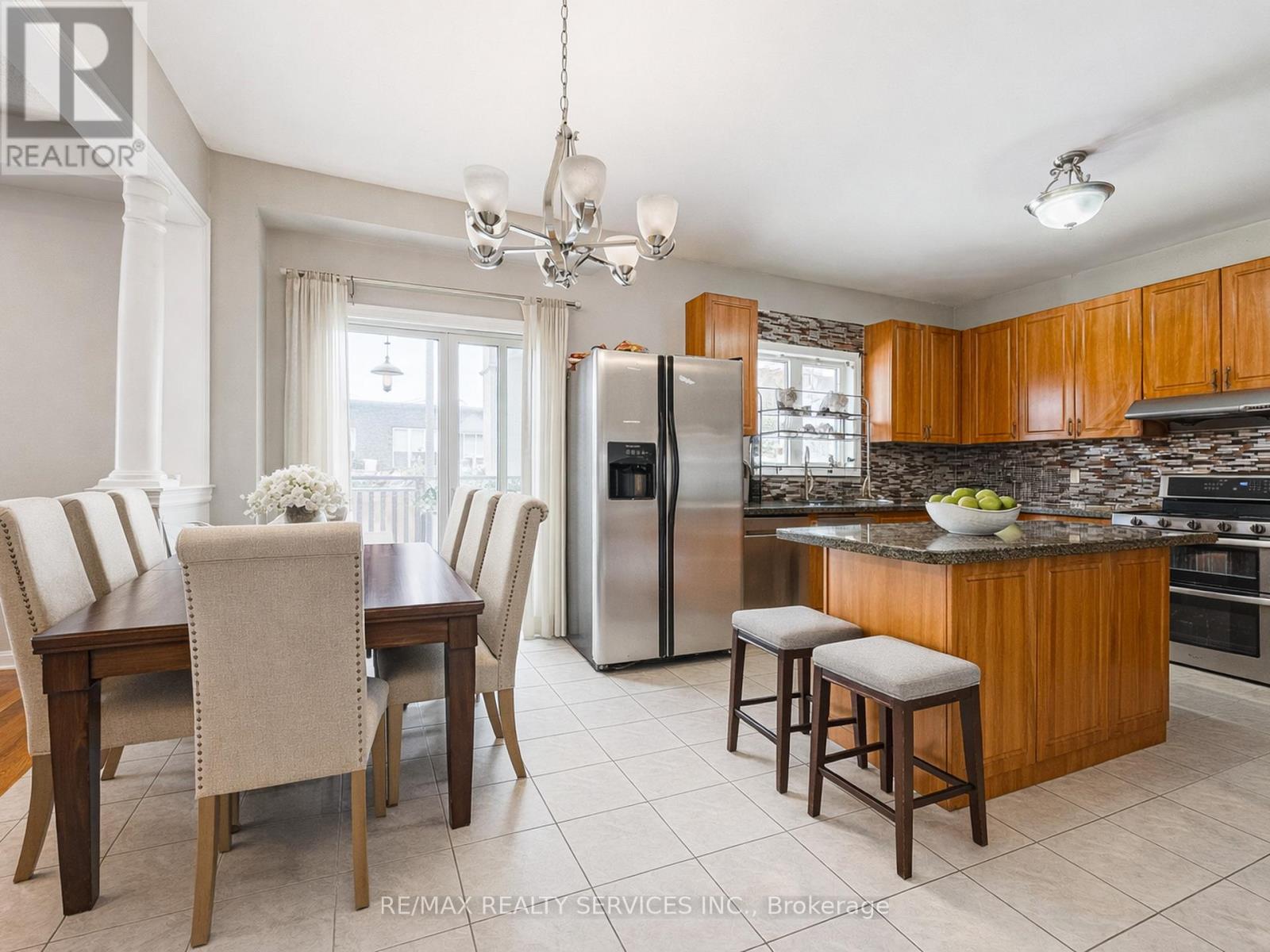 66 Citadel Crescent, Brampton, Ontario  L6P 1X8 - Photo 7 - W12762046