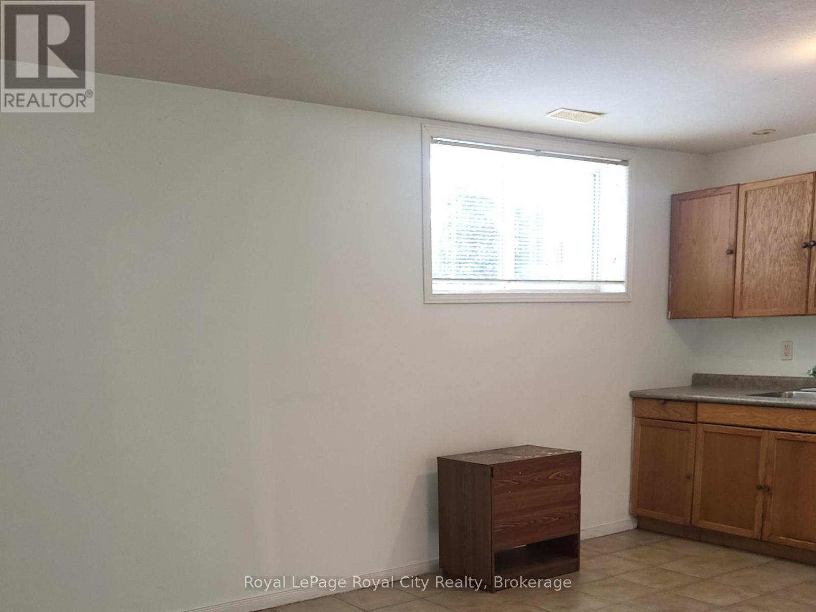 26 Howden Crescent, Guelph, Ontario N1L 1T2 - Photo 4 - X12933086