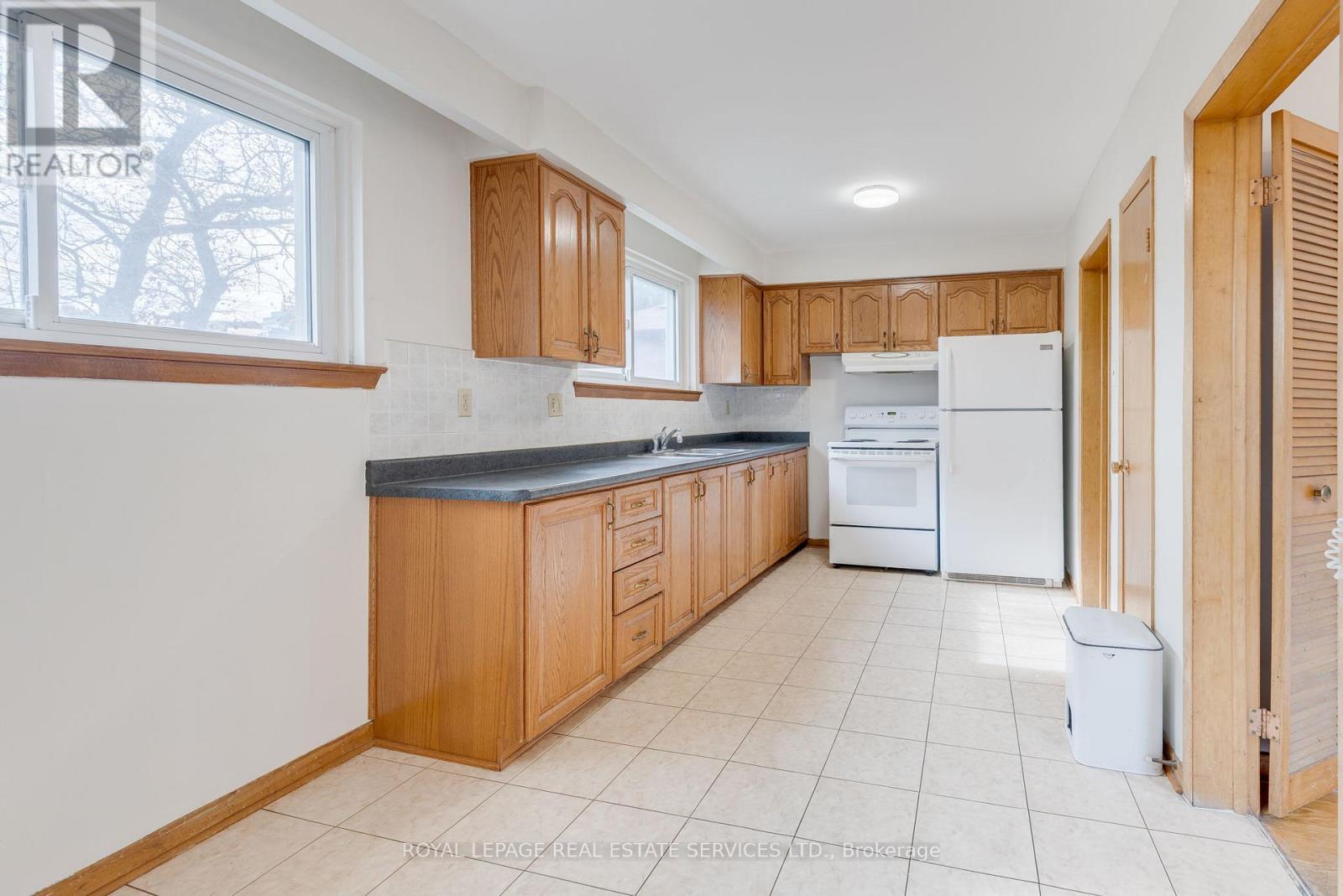 29 Doverwood Court, Toronto, Ontario  M2M 2G6 - Photo 11 - C12933114