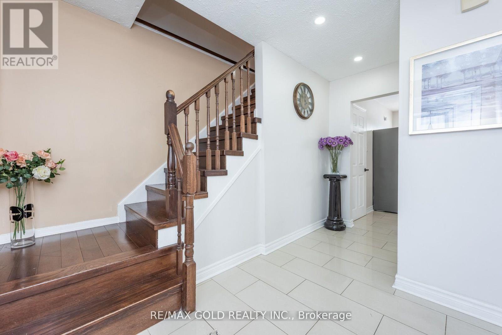 7258 Vernor Drive, Mississauga, Ontario  L4T 2P4 - Photo 4 - W12933084